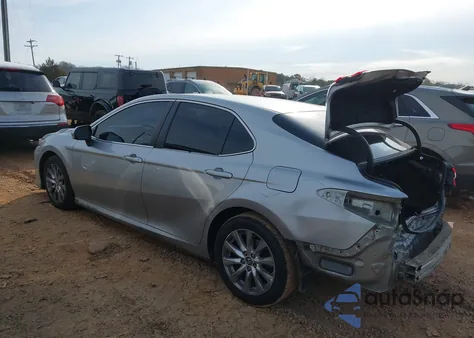 2018 Toyota Camry Le z USA, uszkodzony, nr VIN 4T1B11HK2JU002128